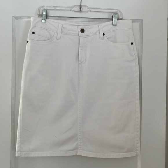 Garnet Hill Dresses & Skirts - White denim slim skirt Garnet Hill women’s size 10 cotton with stretch